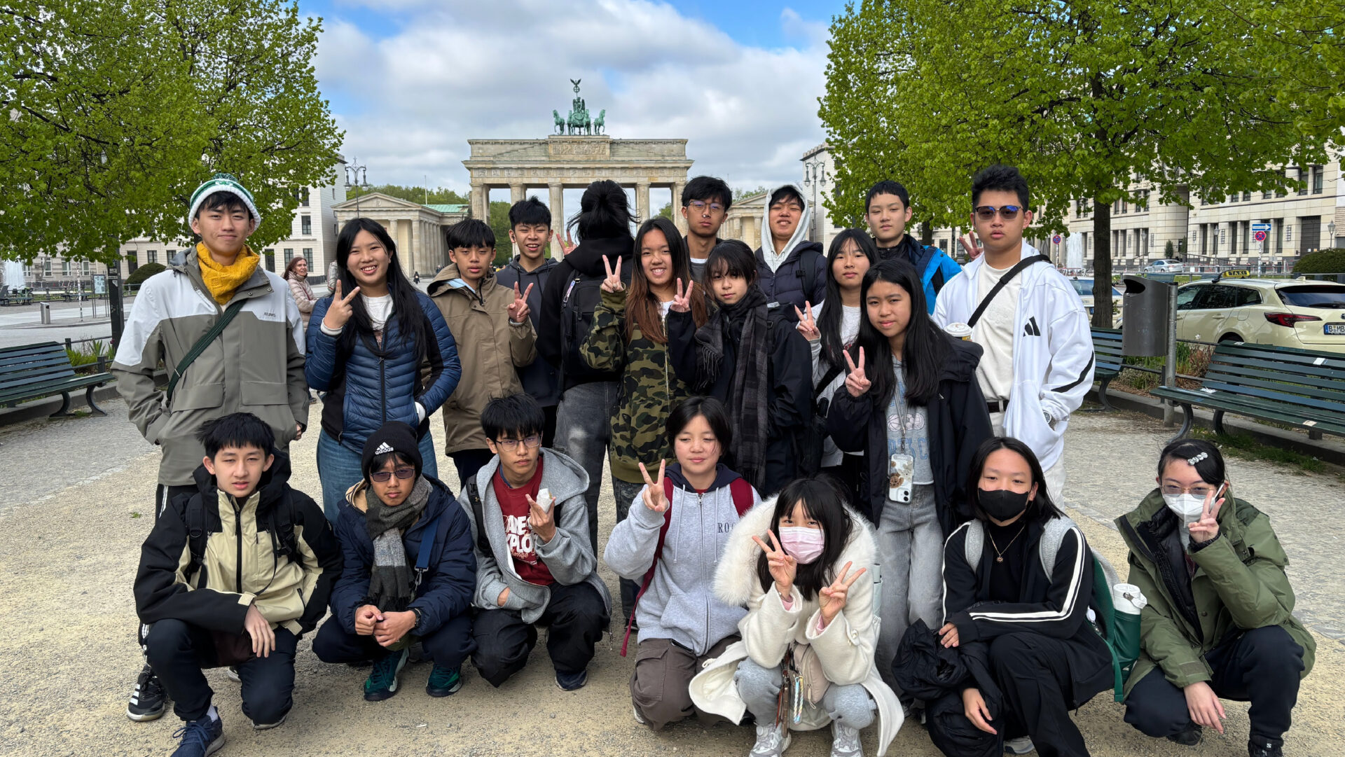 為什麼孩子需要德國遊學？透過校園交流、城市探索、歷史人文踏查與科技產業參訪，無界塾帶領學生在真實世界中培養自主學習能力、國際視野、跨文化溝通力與世界公民素養，實踐國際教育的核心價值。德國遊學能帶給孩子什麼？無界塾帶領國中、高中學生走進德國校園、探索城市、參訪BMW工廠與柏林圍牆，透過真實世界的學習歷程，培養自主學習能力、國際視野與世界公民素養，實踐真正的國際教育。海外遊學不只是出國旅行，更是一場深度的國際教育。無界塾帶領學生走進德國校園、城市與歷史現場，在跨文化交流中培養自主學習能力、國際視野與獨立思考力，看見更寬廣的未來可能。