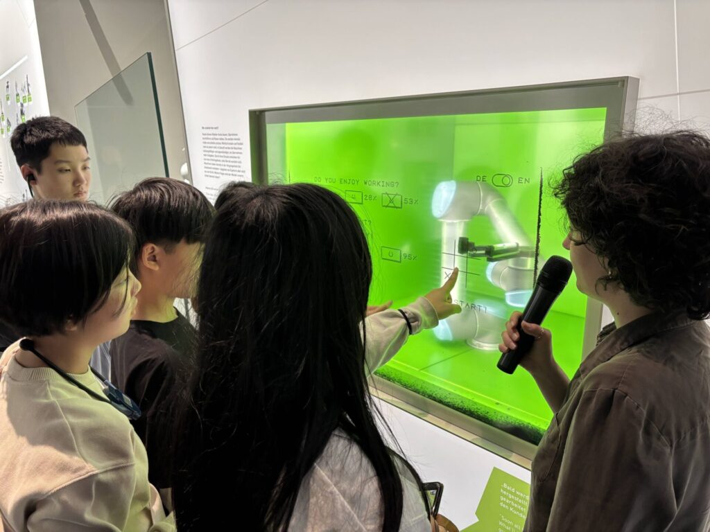 Futurium 未來博物館致力於透過虛擬實境、互動裝置等科技，帶領觀眾思考，我們對於未來世界的想像是什麼？希望過上怎樣的生活？圖片來源：臺北市無界塾實驗教育機構。