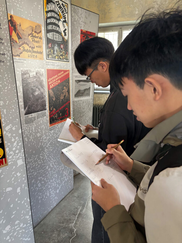 學生親臨達豪集中營，體認到戰爭其實距離我們並不遙遠。圖片來源：臺北市無界塾實驗教育機構。
