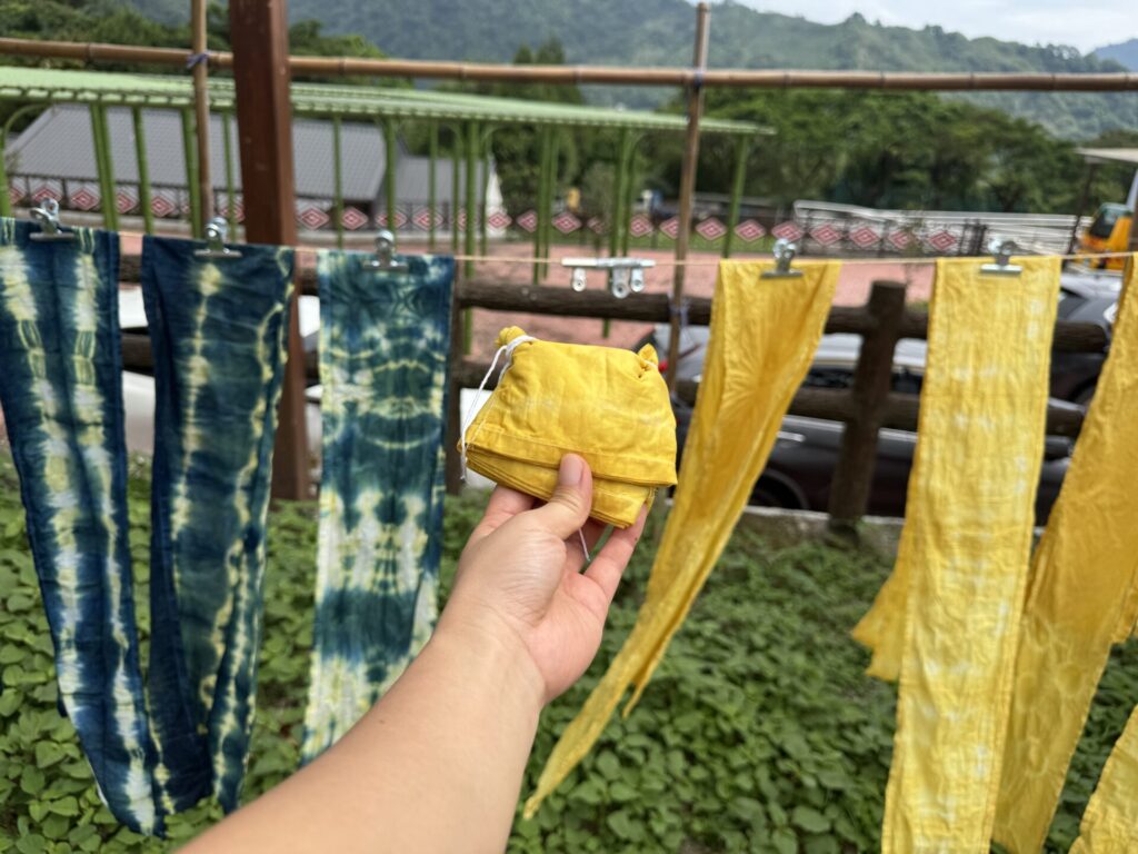 神奇的是,不管怎麼綁,浸泡的時間或長或短,福木染最後出來的效果居然都很好看。再加上藍染疊染,作品呈現的紋路更加豐富,且具個人特色。圖片來源:臺北市無界塾實驗教育機構。