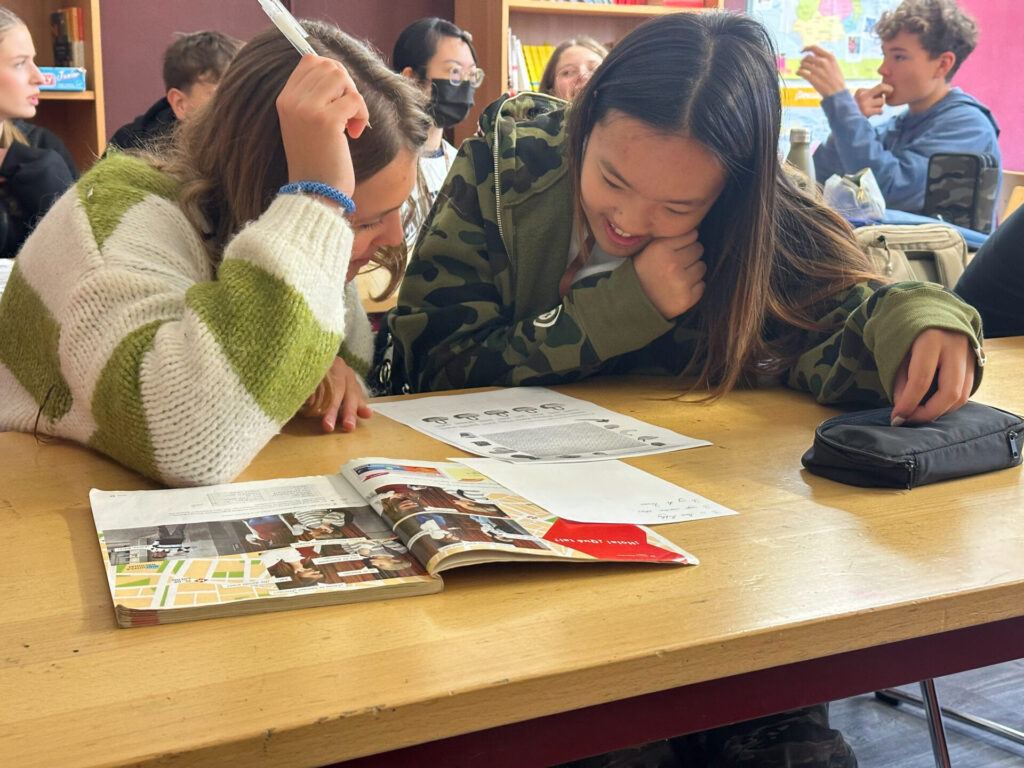 每個無界塾的孩子都有一位學伴陪著一起上課、跑班，吸收歷史、英文、數學、生物、經濟、表演藝術等課程，體驗德國當地的教學方式，共同合作解決任務。圖片來源：臺北市無界塾實驗教育機構。