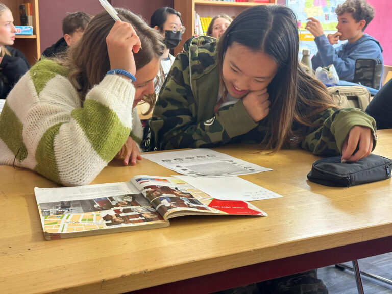 每個無界塾的孩子都有一位學伴陪著一起上課、跑班,吸收歷史、英文、數學、生物、經濟、表演藝術等課程,體驗德國當地的教學方式,共同合作解決任務。圖片來源:臺北市無界塾實驗教育機構。
