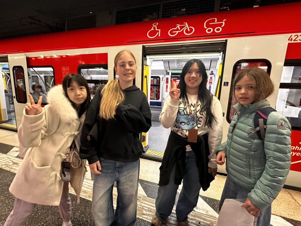 孩子必須自己查地圖、安排交通、規劃城市探索路線、處理迷路與突發狀況，慢慢學會在陌生城市裡獨立。自主學習不是只有坐在教室裡談論「如何自主」，而是在真實世界裡一次次面對與解決問題。圖片來源：臺北市無界塾實驗教育機構。