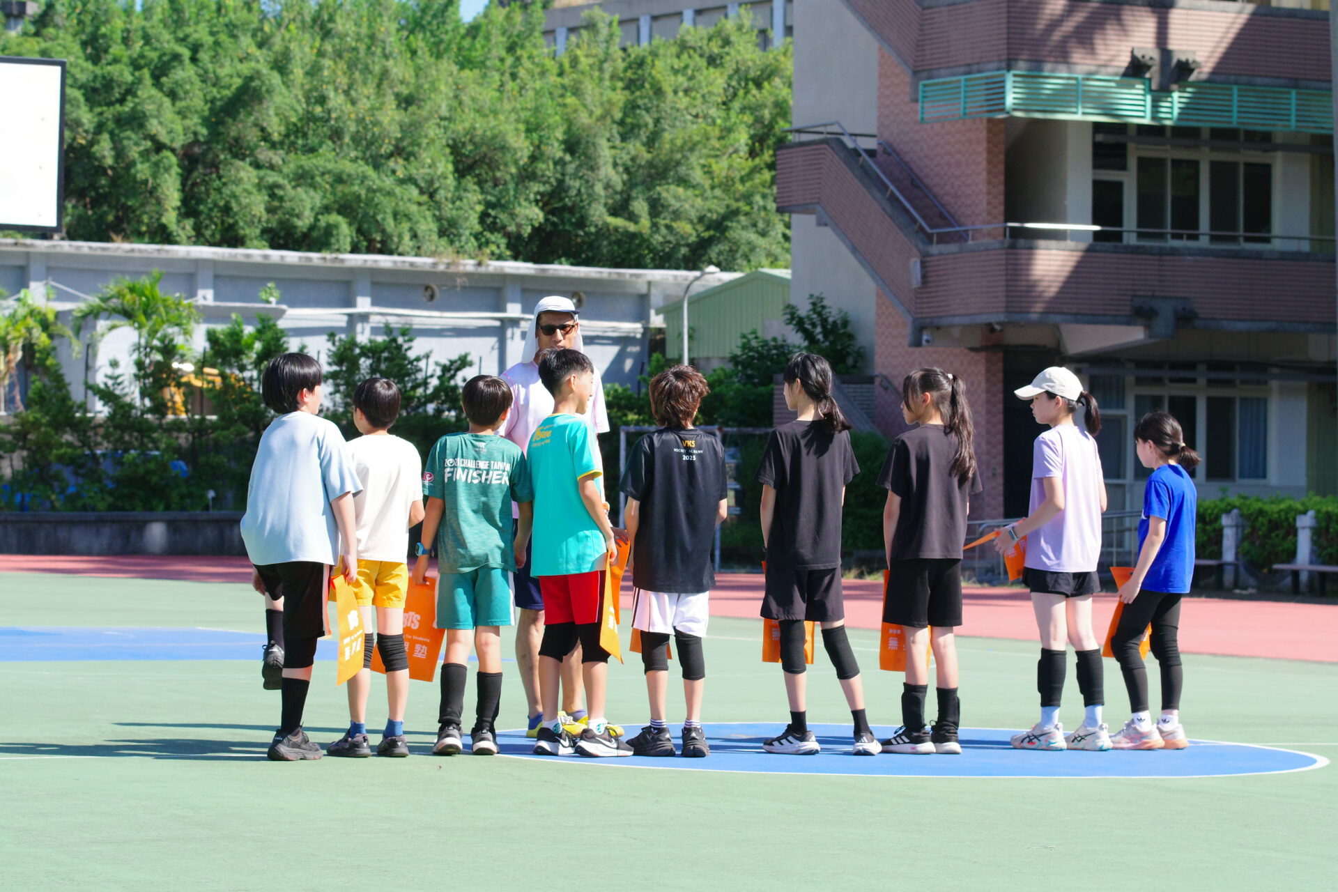 「老師，剛剛那球我是不是要再傳快一點？」比賽早就結束了，孩子們卻沒離開球場，而是在老師身旁圍成一圈，回想剛才賽場上的分分秒秒。對於無界塾巧固球隊的孩子來說，這是他們第一次踏上外部賽場，在一次次傳球、防守與團隊合作裡，學習如何面對壓力，並在過程中找到繼續前進的理由。有學生因為自己沒能接住關鍵的一球，忍不住紅了眼眶。有趣的是，這不是冠軍賽，甚至稱不上正式賽事，但那天，我們看見了比分數之外更重要的事……