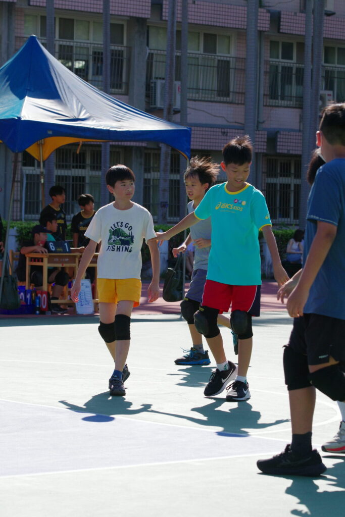 在場邊，孩子一起討論站位與攻防策略，在場上彼此補位、互相提醒，團隊合作不只是把球傳好，更是在挑戰中願意支持彼此。圖片來源：臺北市無界塾實驗教育機構。