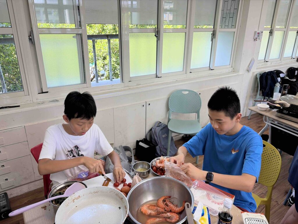 在「無界黑白大廚」活動中，孩子則自主設計菜單、料理、規劃內外場分工，體驗餐飲經營。