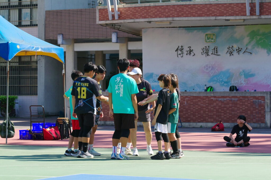 運動教育的價值，不只是提升體能，而是培養孩子的責任感、團隊合作、抗壓能力，以及面對挫敗的韌性。我們期待孩子在人生的某個階段，能擁有一群一起努力的夥伴、一個願意全力投入的目標，以及一段為了共同夢想而揮汗前進的經驗。學習不只發生在教室裡，有時它也發生在球場上，發生在落後時仍不放棄的堅持裡，發生在一次次練習與比賽之後，慢慢長出的自信與勇氣之中。