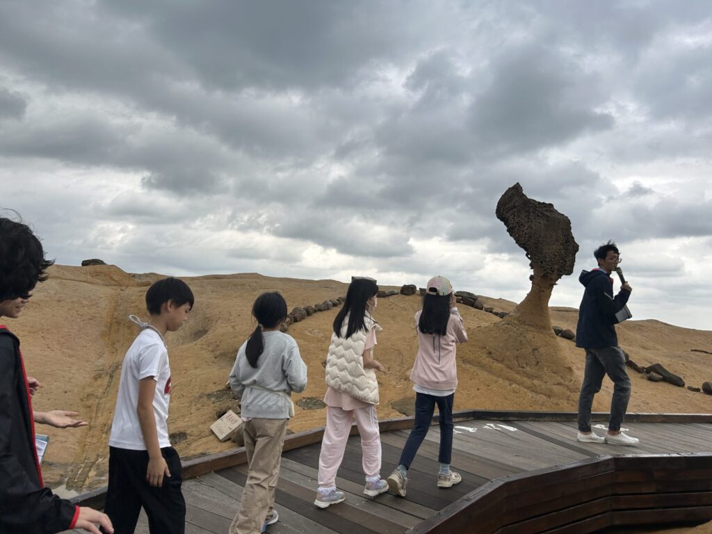 北海岸成了孩子們的自然教室，從火成岩、沉積岩的形成開始，學生化身「地質偵探」，走進沙崙海灘、淺水灣、麟山鼻、白沙灣、石門洞與野柳，追查岩石與沙粒留下的線索。一顆沙、一塊石頭，都可能成為解開地質秘密的關鍵證據。