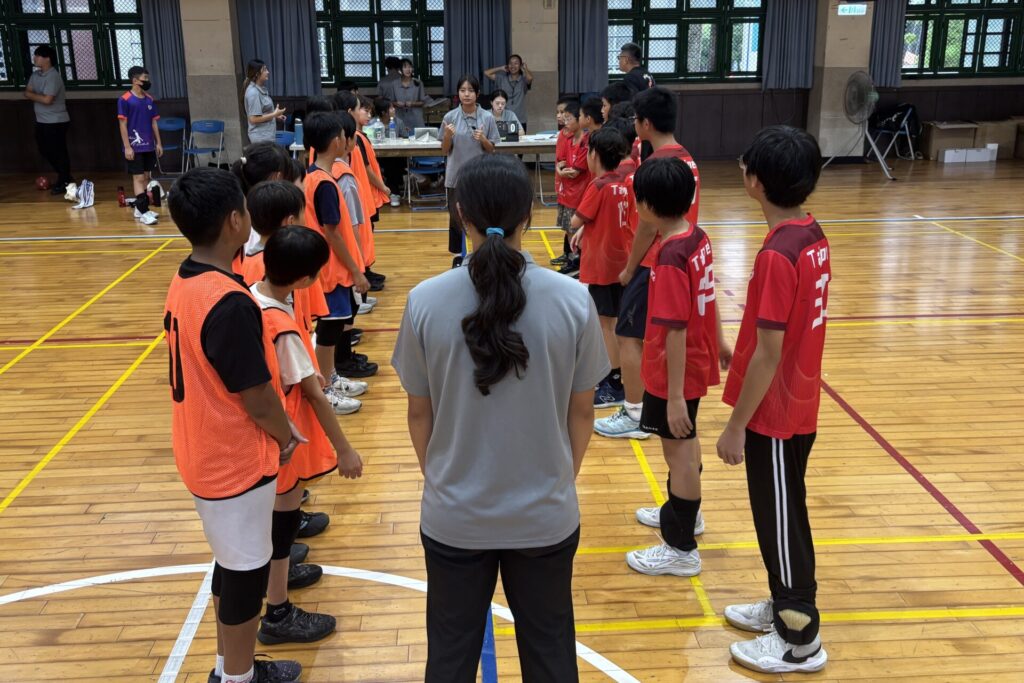 運動教育的價值，不只是提升體能，而是培養孩子的責任感、團隊合作、抗壓能力，以及面對挫敗的韌性。我們期待孩子在人生的某個階段，能擁有一群一起努力的夥伴、一個願意全力投入的目標，以及一段為了共同夢想而揮汗前進的經驗。學習不只發生在教室裡，有時它也發生在球場上，發生在落後時仍不放棄的堅持裡，發生在一次次練習與比賽之後，慢慢長出的自信與勇氣之中。