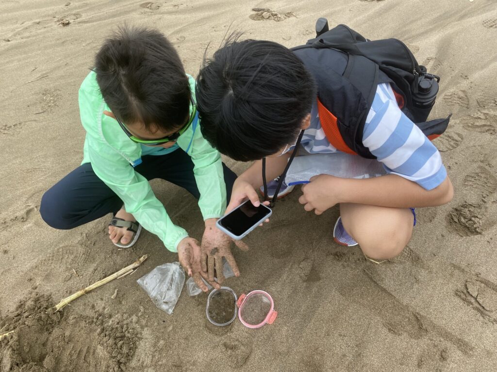 北海岸成了孩子們的自然教室，從火成岩、沉積岩的形成開始，學生化身「地質偵探」，走進沙崙海灘、淺水灣、麟山鼻、白沙灣、石門洞與野柳，追查岩石與沙粒留下的線索。一顆沙、一塊石頭，都可能成為解開地質秘密的關鍵證據。