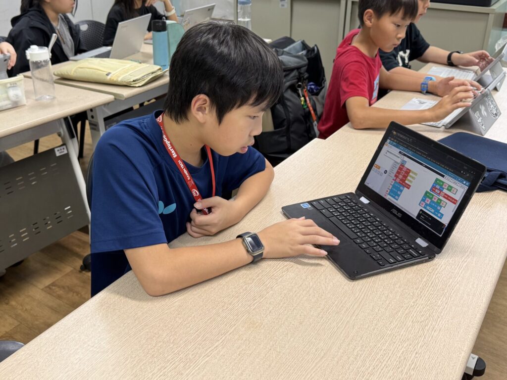 國小的專案課是以STEAM精神為核心，鼓勵孩子使用科技工具創作的起點。從一開始搞不懂變數是什麼，到後來能設計不同情境並加以應用，甚至主動研究如何讓作品更完整、承載自己的想法。孩子從一個小小的創作任務出發，在一次次嘗試與修改中，把腦中的想法慢慢變成真正能運作的作品。