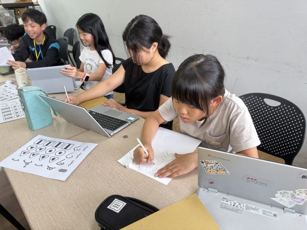 國小的專案課是以STEAM精神為核心，鼓勵孩子使用科技工具創作的起點。從一開始搞不懂變數是什麼，到後來能設計不同情境並加以應用，甚至主動研究如何讓作品更完整、承載自己的想法。孩子從一個小小的創作任務出發，在一次次嘗試與修改中，把腦中的想法慢慢變成真正能運作的作品。