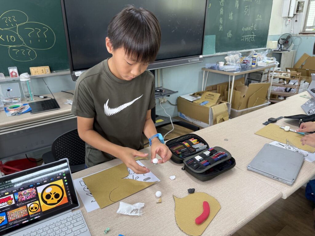 國小的專案課是以STEAM精神為核心，鼓勵孩子使用科技工具創作的起點。從一開始搞不懂變數是什麼，到後來能設計不同情境並加以應用，甚至主動研究如何讓作品更完整、承載自己的想法。孩子從一個小小的創作任務出發，在一次次嘗試與修改中，把腦中的想法慢慢變成真正能運作的作品。