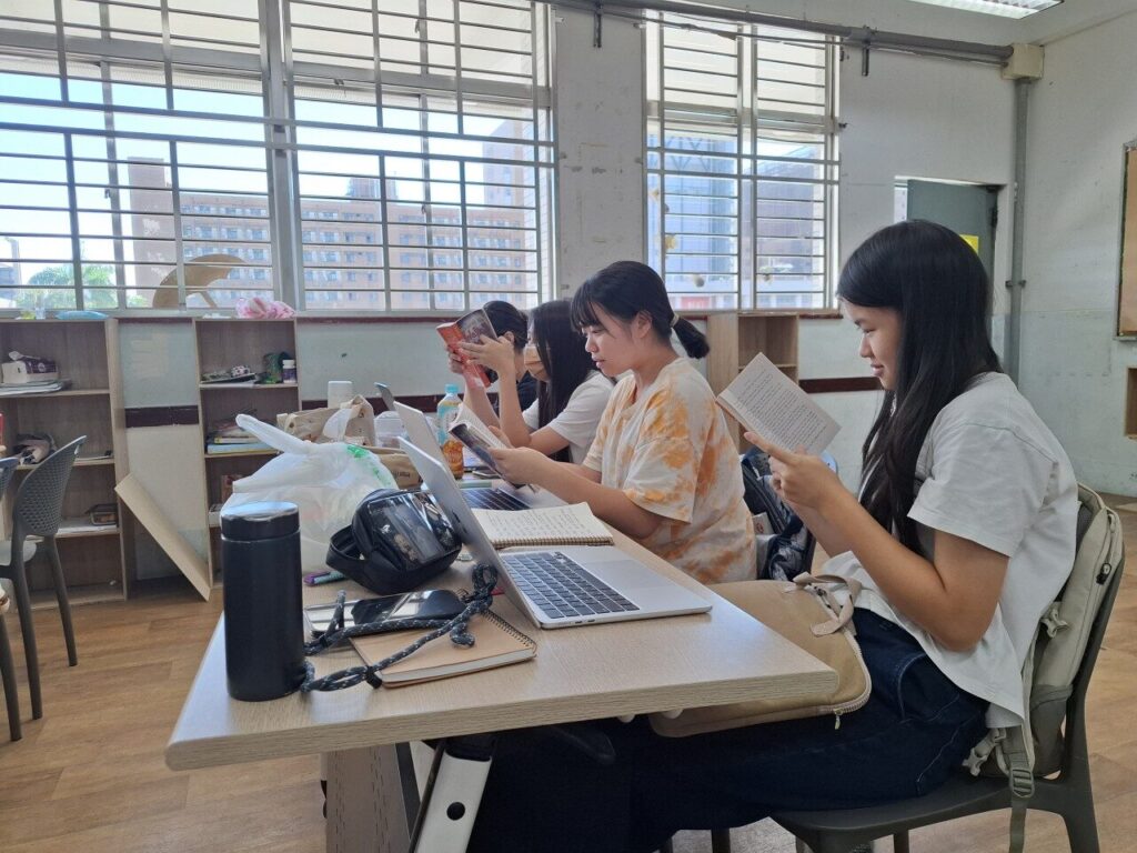 在小說閱讀課程中，學生各自帶著一個角色走進故事：有人負責提問，有人整理情節，有人推敲人物的心思，有人把故事連回自己的生活。再透過拼圖式討論（Jigsaw），把每個人讀到的片段帶回小組，拼出一個人讀不到的完整樣貌。一本小說，就這樣從一個人的閱讀，變成一群人用英文一起思考的起點。