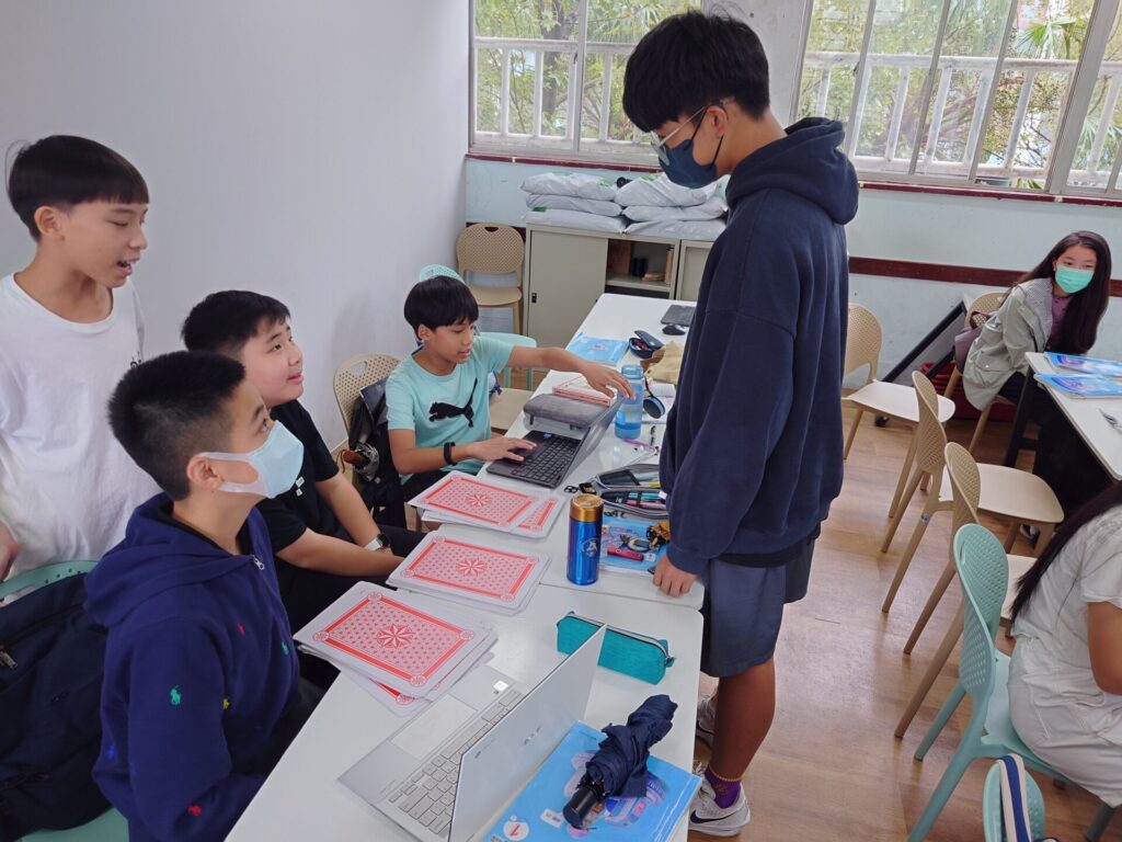 老師在課堂上不僅會講解計算規則，也會透過各種題型來幫助學生熟悉這些規則。為了讓學習變得更有趣，老師還會使用撲克牌等工具輔助，這樣可以增加學生的參與感，讓他們在學習中更主動。