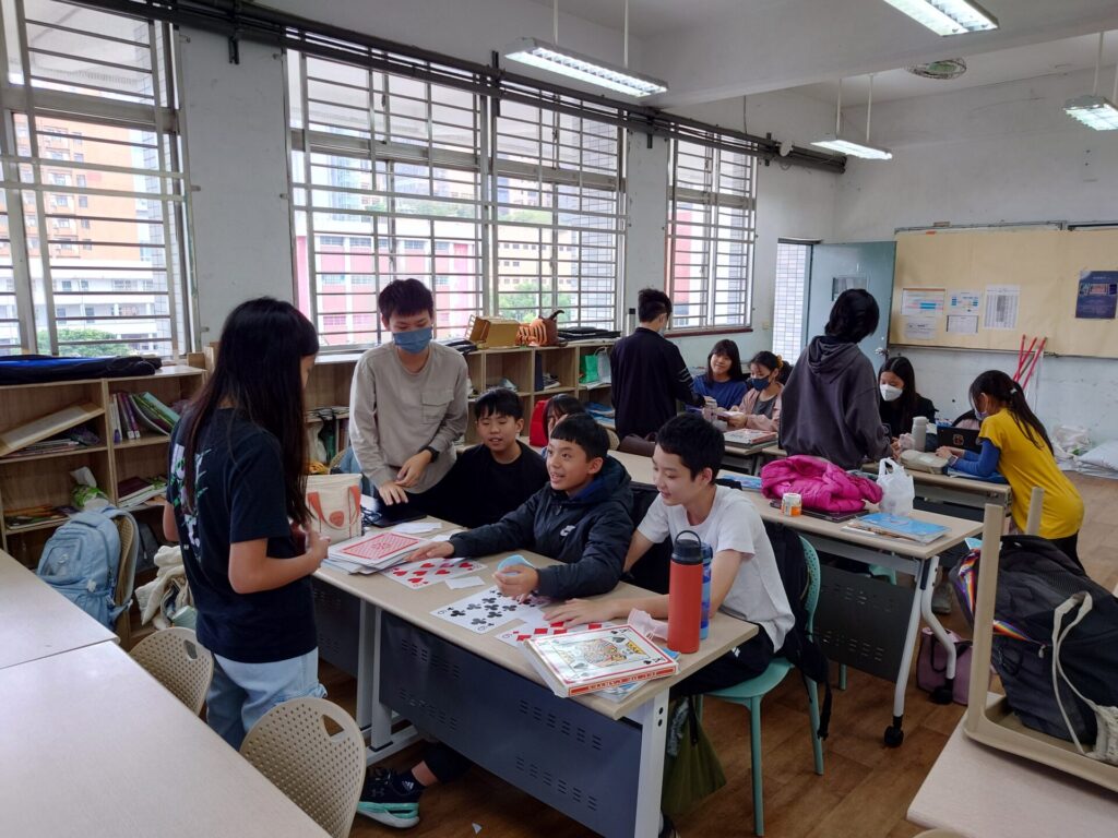老師在課堂上不僅會講解計算規則，也會透過各種題型來幫助學生熟悉這些規則。為了讓學習變得更有趣，老師還會使用撲克牌等工具輔助，這樣可以增加學生的參與感，讓他們在學習中更主動。
