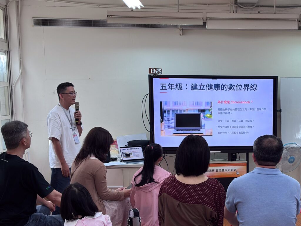 資訊組的哲民老師分享無界塾從建立健康的數位界線開始,引導孩子練習使用科技工具。圖片來源:臺北市無界塾實驗教育機構。