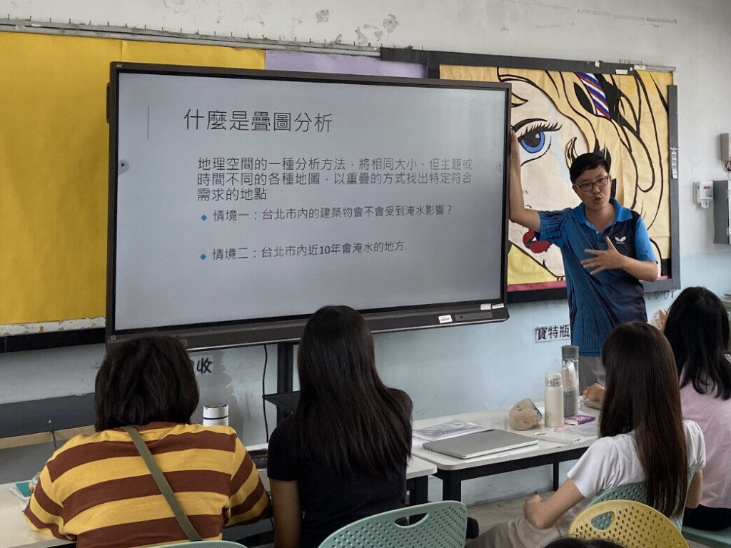 無界塾老師沒有直接要求孩子完成一篇小論文，而是把研究拆分成數個小任務。從5W1H找資料、文化層與二重證據法，到歷史地圖的疊圖分析，再練習設計訪綱、挑戰五分鐘以上的半結構式訪談，同學一步步累積研究基本功。 當他們開始撰寫自己的小論文後，老師陪著孩子發想題目、找文獻、修改問題，面對資料不足、結果與預期不同等困難，甚至覺得「我做不下去了」的時候，也陪伴他們理解：這些不順利，本來就是研究的一部分。